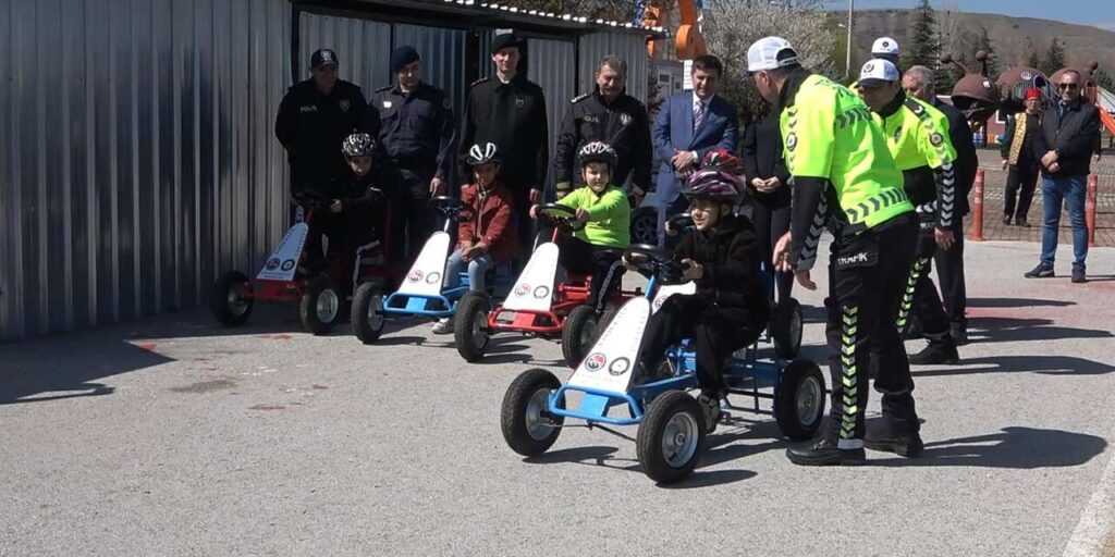 gelecegin-suruculeri-trafik-kurallarini-bu-parkta-ogreniyor