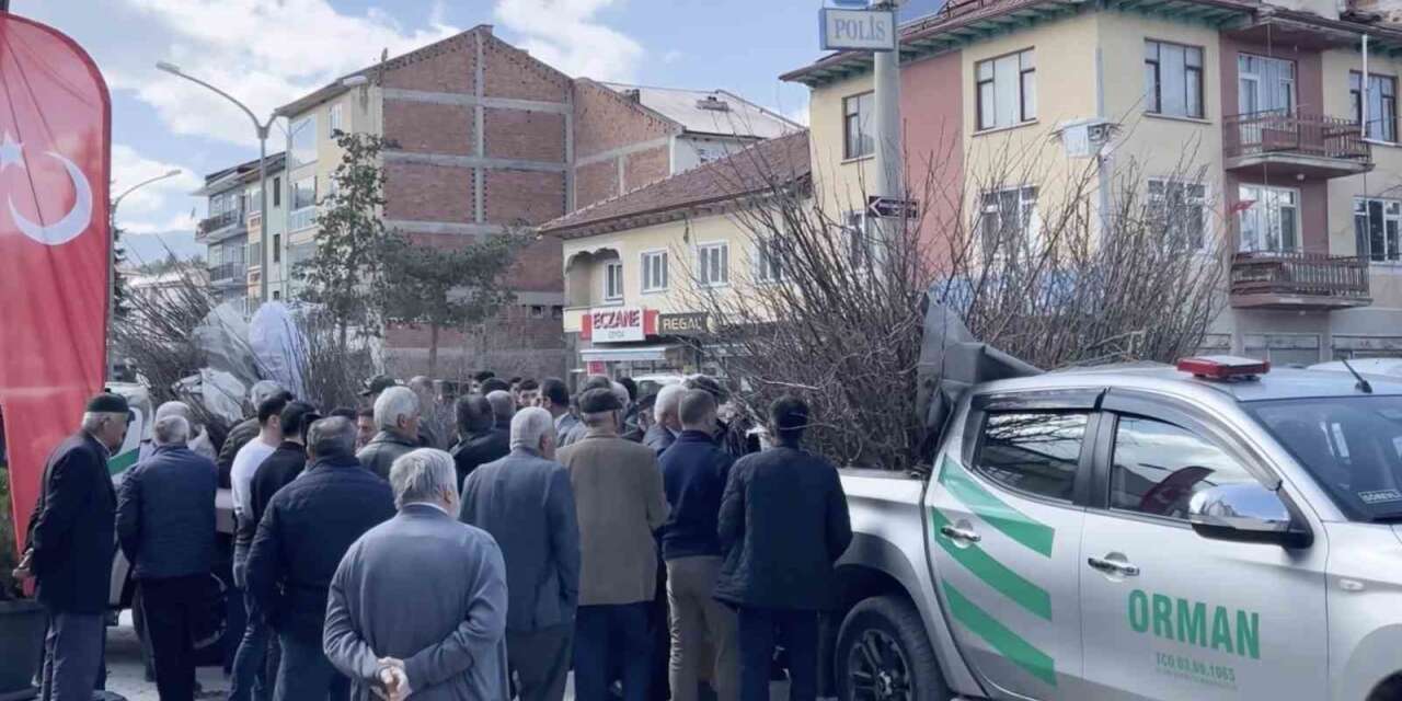 cami-onunde-dagitilan-2-bin-fidan-dakikalar-icerisinde-tukendi