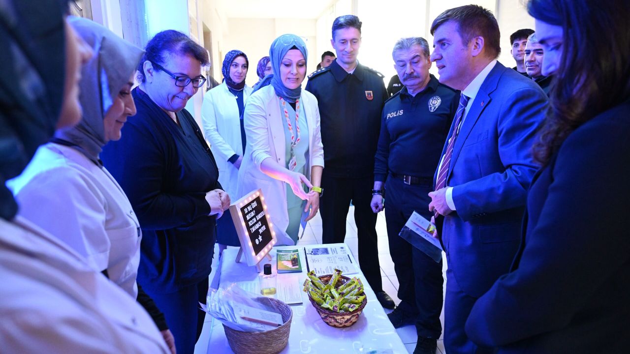 vali-sariibrahim’den-kolon-kanseri-farkindalik-standina-ziyaret