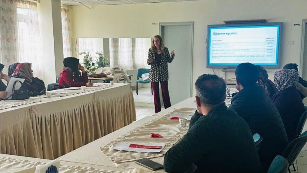 velilere-aile-ici-iletisim-egitimi-verildi