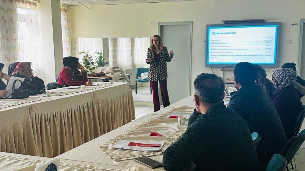 velilere-aile-ici-iletisim-egitimi-verildi