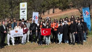 Öğrenciler Hem Öğrendi Hem Temizledi