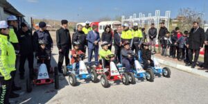 Binlerce çocuk trafik pistinde görev başında