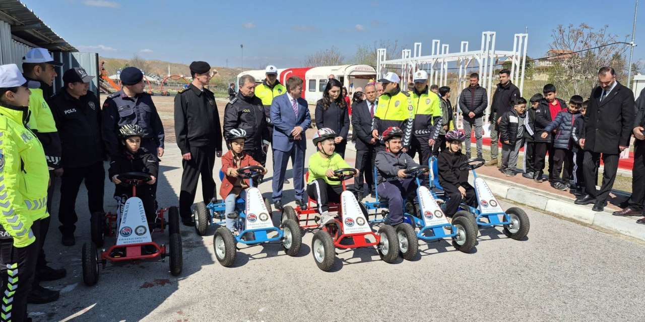 binlerce-cocuk-trafik-pistinde-gorev-basinda