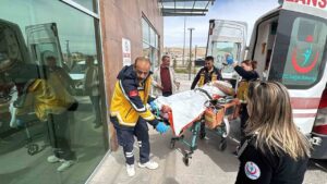 Önce boşanma aşamasında olduğu eşini, sonra kendisini bıçakladı