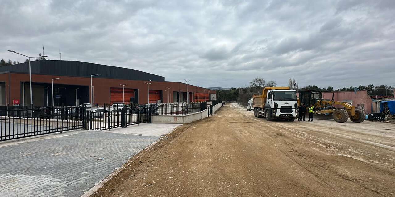 kirikkale-belediyesi’nden-yeni-spor-salonu-cevresinde-yol-calismasi