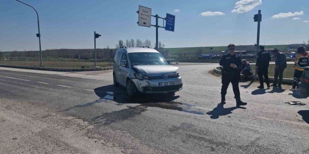 corum’da-hafif-ticari-arac-ile-otomobil-carpisti:-1-yarali