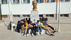 Öğrenciler Bahçede Kitap Okudu