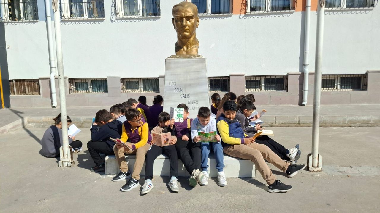 ogrenciler-bahcede-kitap-okudu