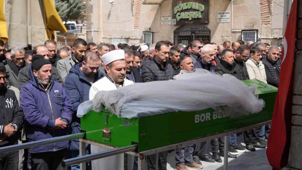 esi-tarafindan-bicaklanan-3-cocuk-annesi-kadin-son-yolculuguna-ugurlandi