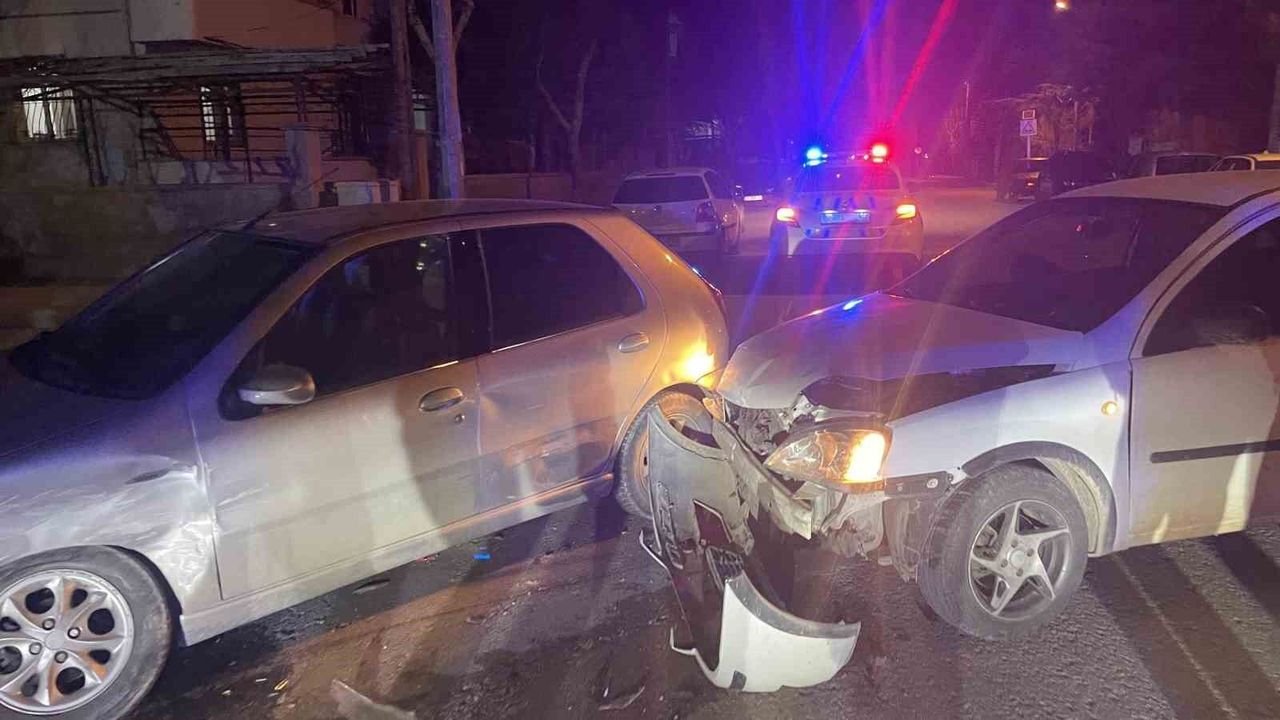 iki-otomobilin-carpismasi-kameraya-yansidi:-1-yarali