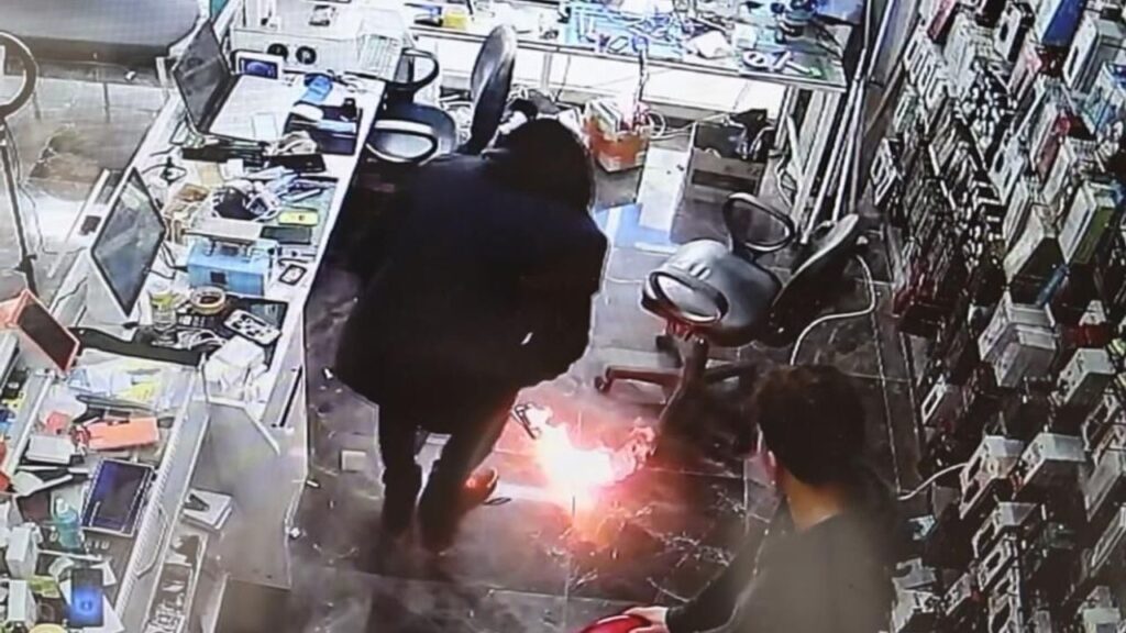 cep-telefonu-bomba-gibi-patlayip-alev-aldi:-o-anlar-kamerada