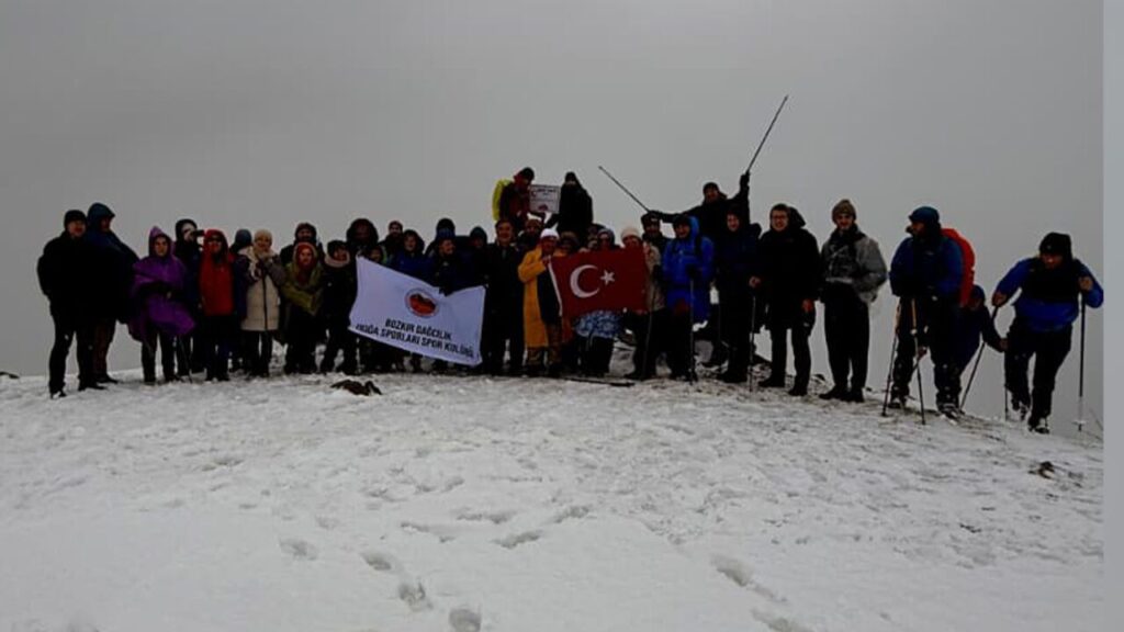 bozdak’tan-isik-dagi’nda-zorlu-yuruyus