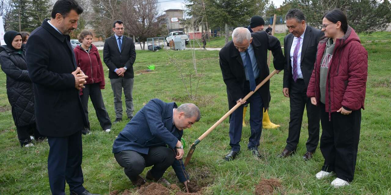 meslek-lisesi-ogrencileri-fidanlari-toprakla-bulusturdu