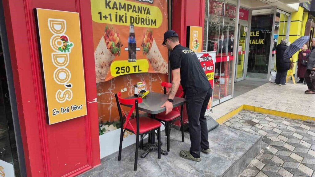 Yedikleri dürümlerin parasını ödemeden kaçan gençler kameraya yansıdı