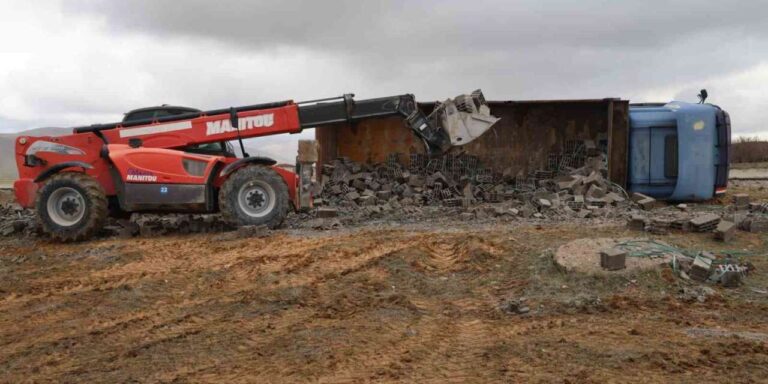 Kırşehir’de briket yüklü kamyon yan yattı