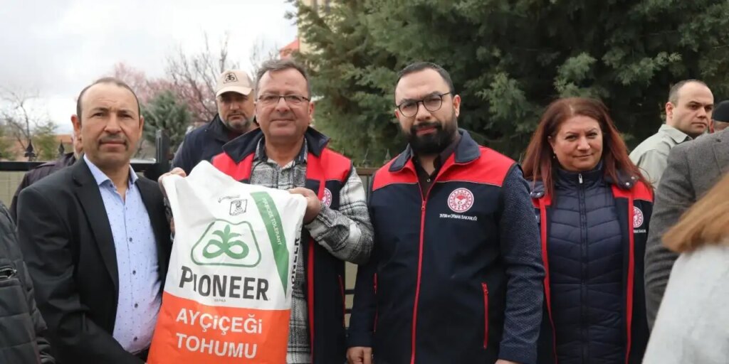 Çelebi’de üreticiye ayçiçeği tohumu desteği