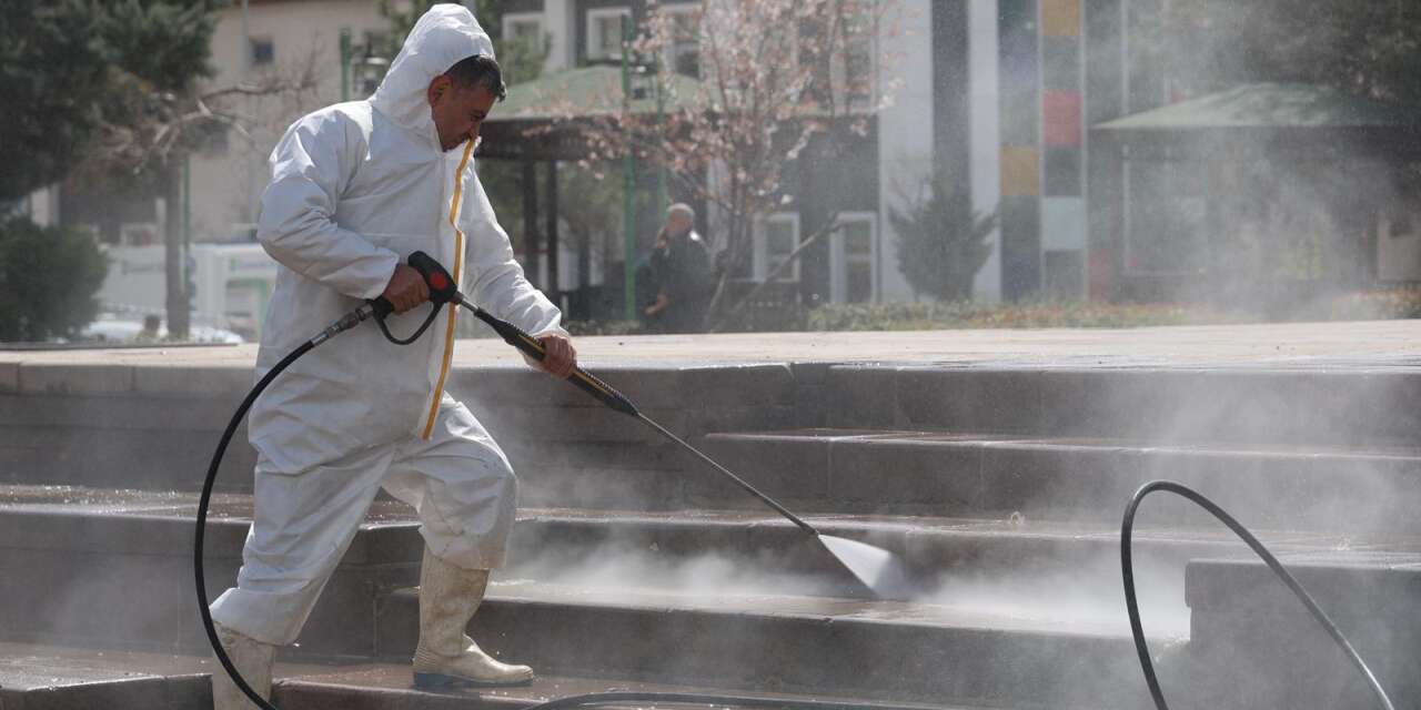 cumhuriyet-meydani-fosur-fosur-temizlendi