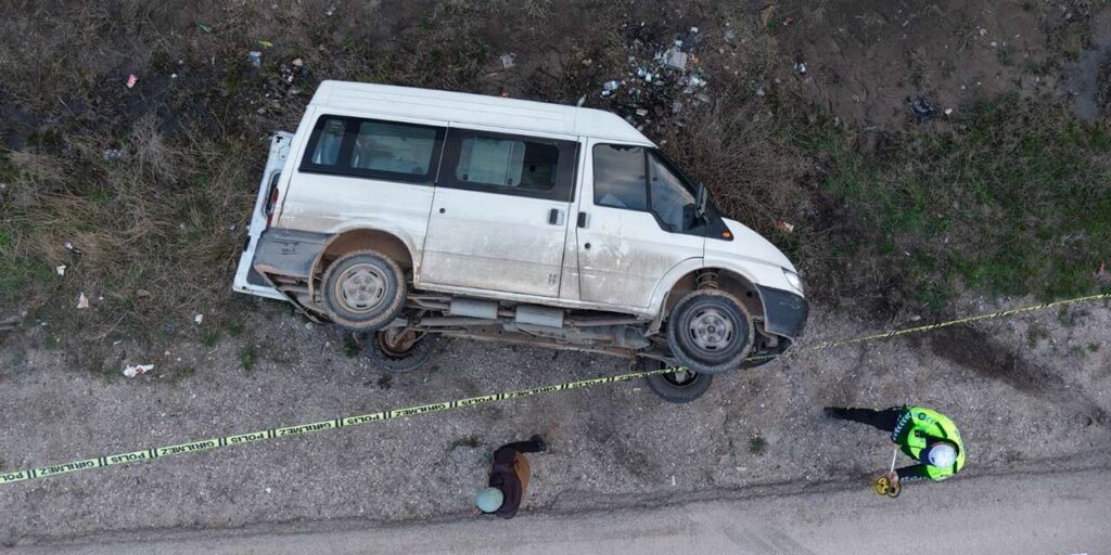 kirikkale’de-isci-servisi-kamyonla-carpisti-sarampole-devrildi!