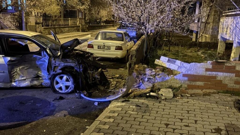 kazada-savrulan-otomobil-duvari-yikti:-1’i-agir-5-yarali