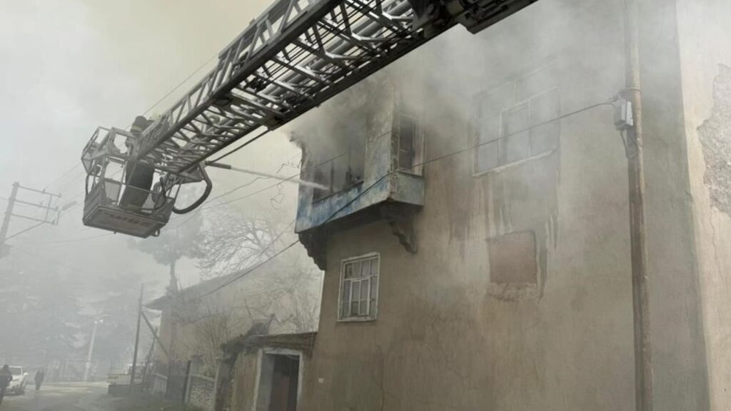 sobadan-cikan-yangin-evi-kullanilamaz-hale-getirdi