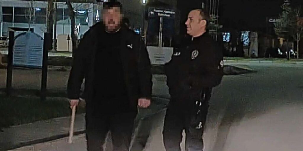 elinde-keserle-dehset-sacti:-polisin-nefes-kesen-mudahalesi-kamerada