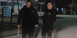 elinde-keserle-dehset-sacti:-polisin-nefes-kesen-mudahalesi-kamerada