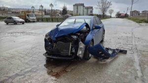 ‘dur’-levhasina-uymayan-otomobil,-cop-kamyonuna-carpti:-1-yarali