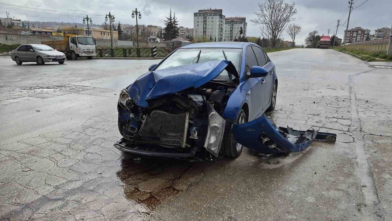 ‘dur’-levhasina-uymayan-otomobil,-cop-kamyonuna-carpti:-1-yarali