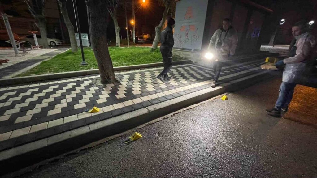 tufekle-rastgele-ates-acildi:-sacmalar-otomobil-ile-binaya-isabet-etti