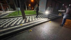 tufekle-rastgele-ates-acildi:-sacmalar-otomobil-ile-binaya-isabet-etti