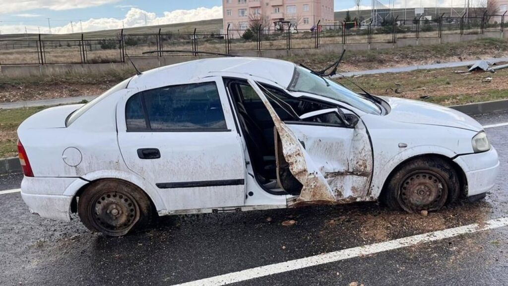 otomobil-yagmurun-kayganlastirdigi-yolda-takla-atti:-2-yarali