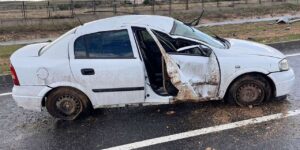 otomobil-yagmurun-kayganlastirdigi-yolda-takla-atti