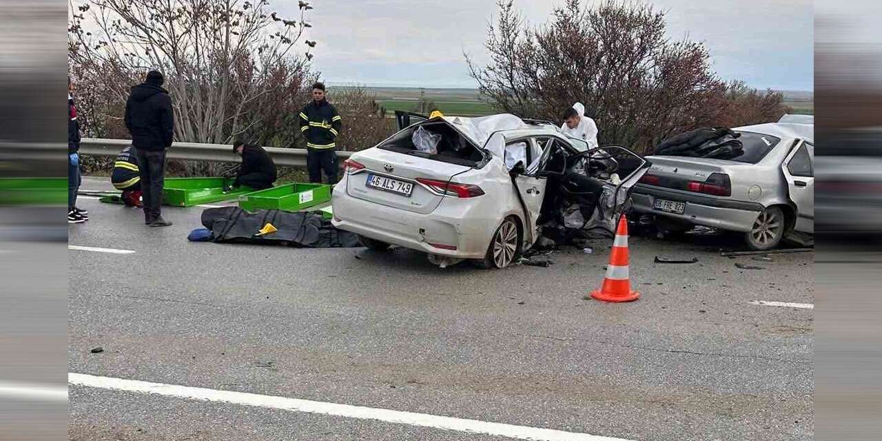 polatli’da-iki-otomobil-kafa-kafaya-carpisti:-4-olu