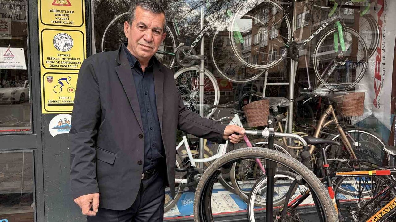 askida-bisiklet-parcalari,-cocuklarin-yuzunu-gulduruyor