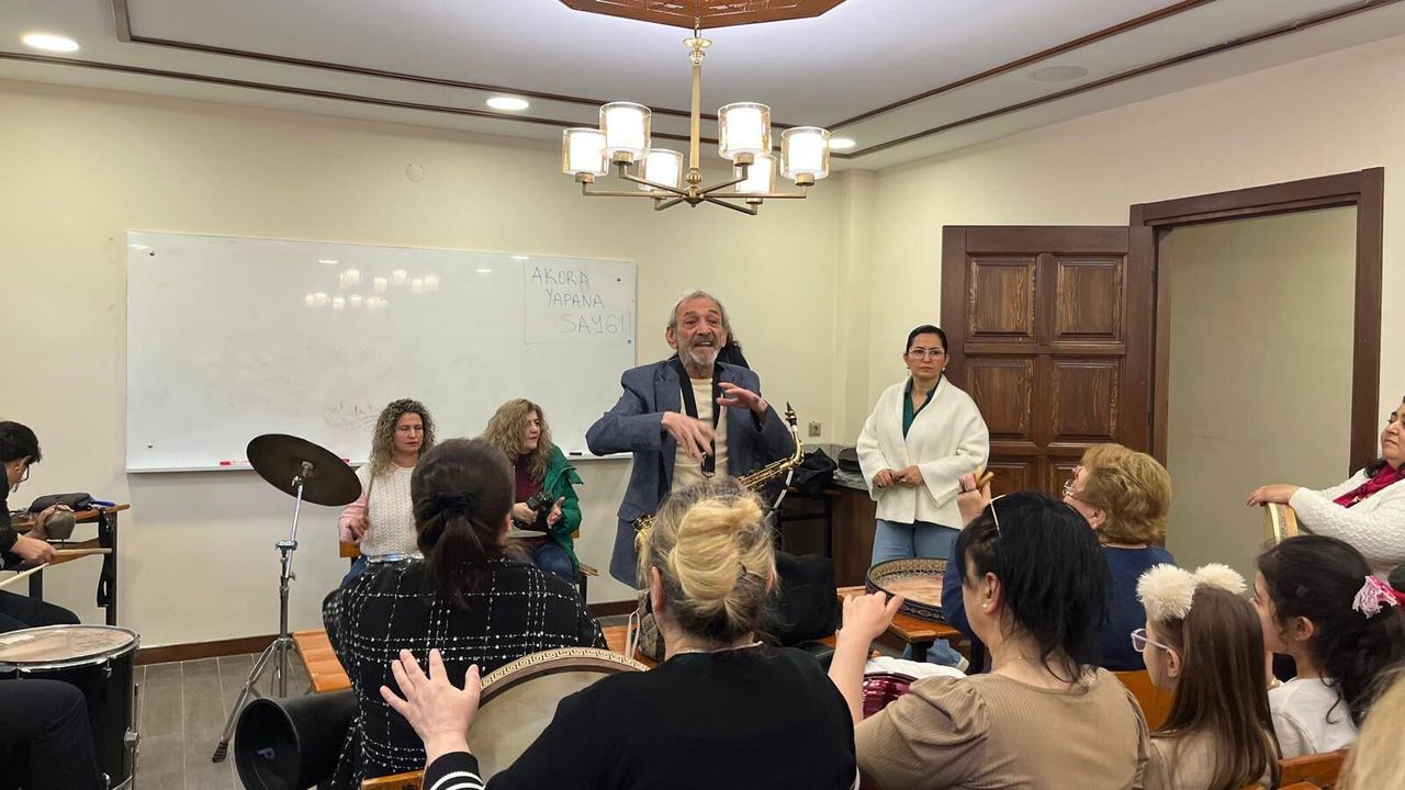 kadin-ritim-grubu-sahneye-cikiyor