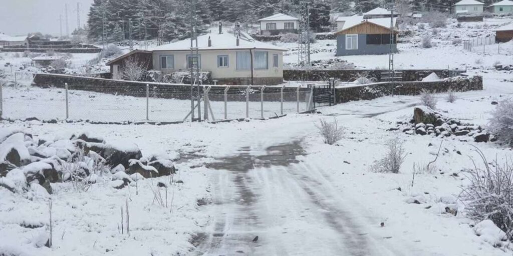 nisan-ayinda-kar-yagdi:-vatandas-saskinligini-gizleyemedi