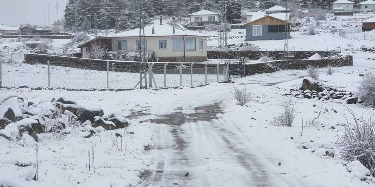 nisan-ayinda-kar-yagdi:-vatandas-saskinligini-gizleyemedi