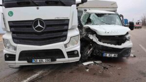 tir-ile-kamyonet-carpisti:-2-yarali