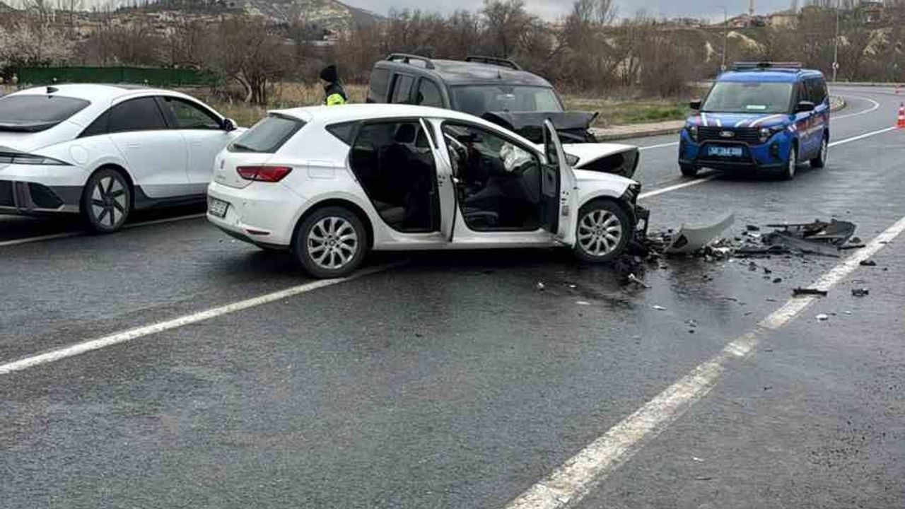 otomobil-ile-hafif-ticari-arac-kafa-kafaya-carpisti:-4-yarali