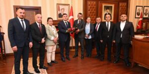 valilikte-yogun-ziyaret-trafigi:-kirikkale-valisi-sariibrahim-konuklarini-agirladi