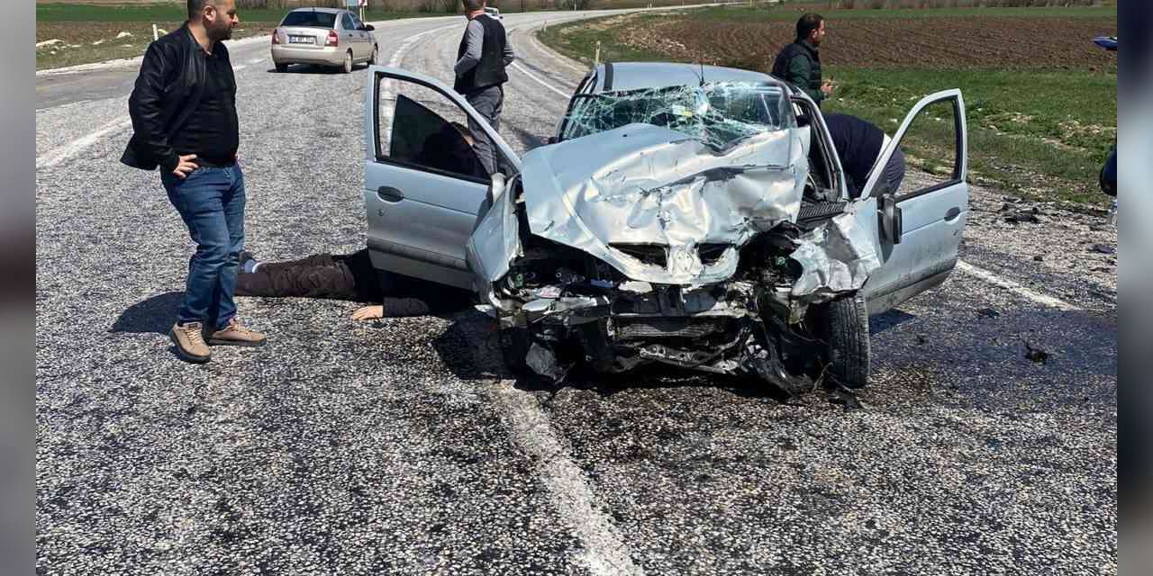 otomobiller-carpisti-4-kisi-yaralandi