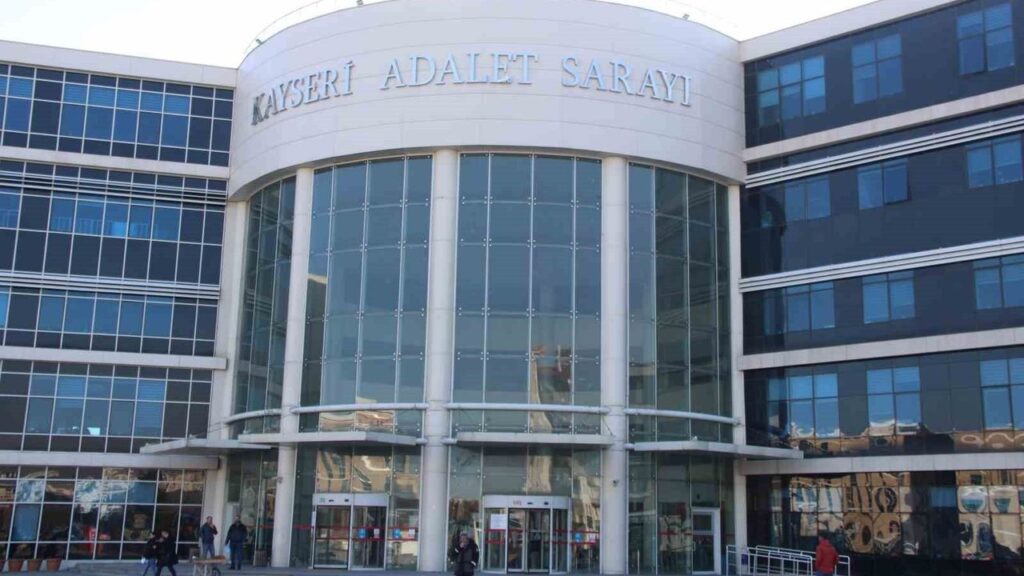 maket-bicagi-ile-esini-yaralan-sanigin-yargilanmasina-devam-edildi