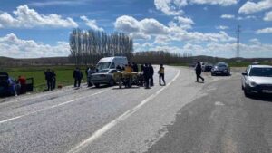 otomobiller-carpisti-4-kisi-yaralandi