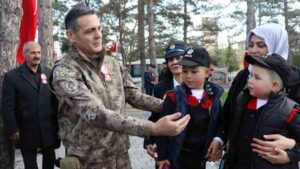 sehit-polisler-mezarlari-basinda-anildi