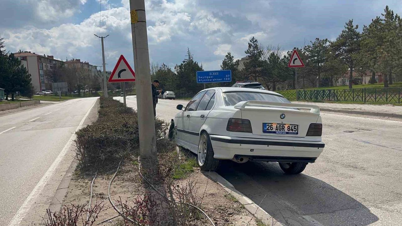 kontrolden-cikan-arac-orta-refuje-cikti,-surucu-yaralandi