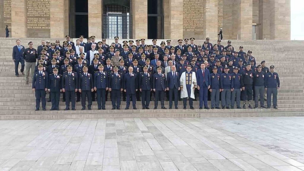 emniyet-teskilati-anitkabir’i-ziyaret-etti