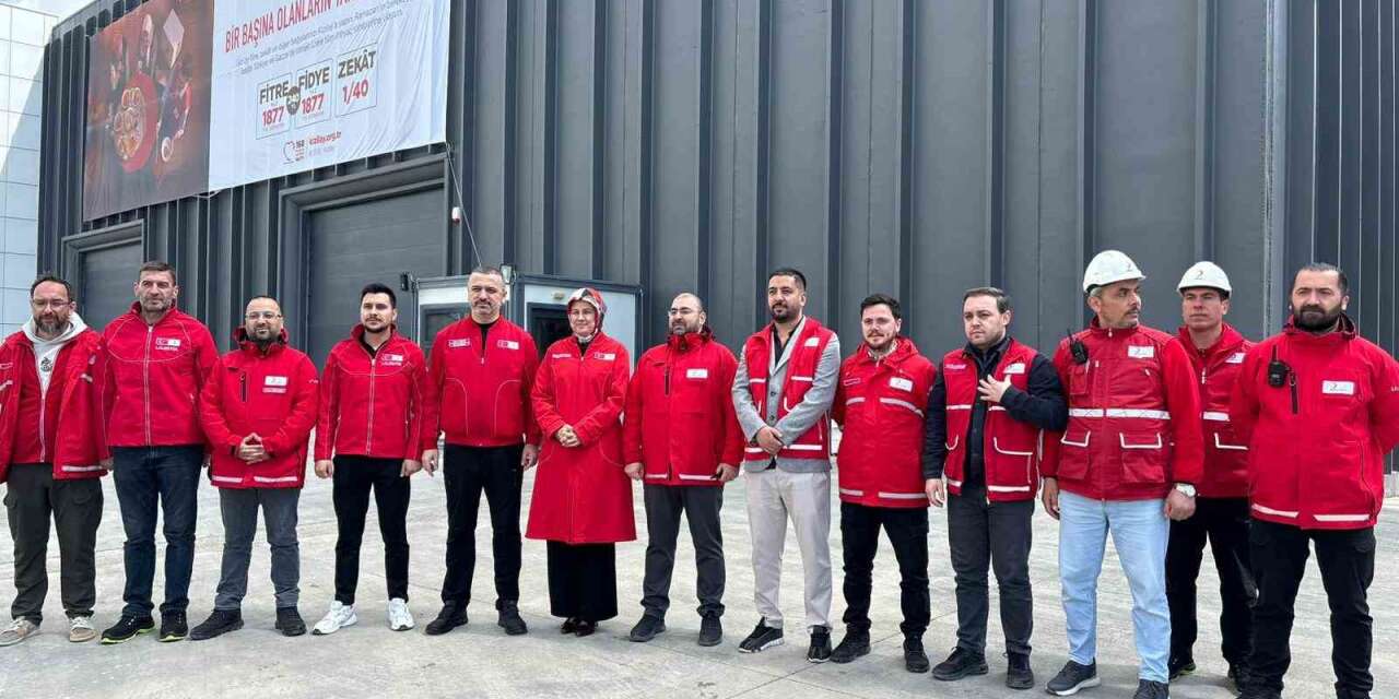kizilay’dan-iran’a-48-tonluk-insani-yardim