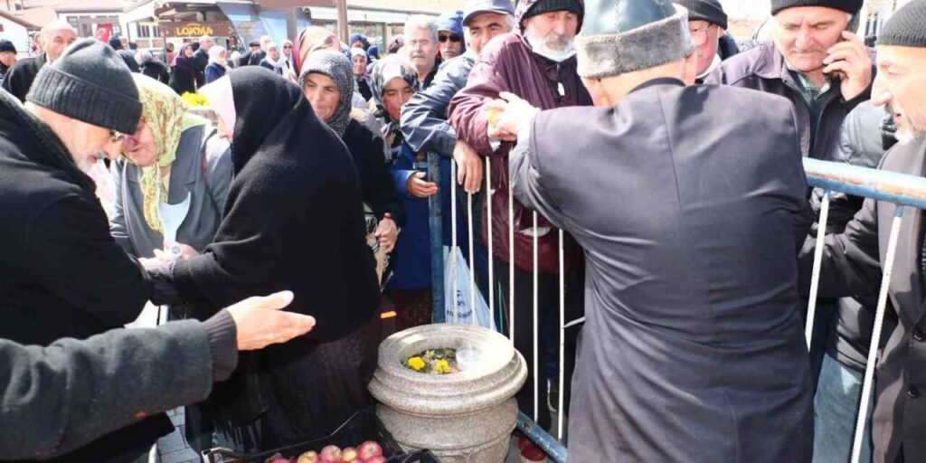 “elmaci-dede”-sehit-polislerin-hayrina-elma-dagitti