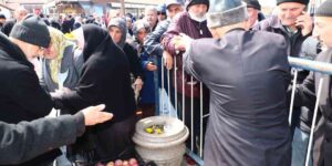 “elmaci-dede”-sehit-polislerin-hayrina-elma-dagitti